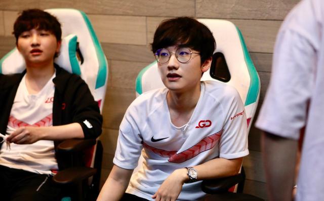 破旧的球鞋 破旧的球鞋